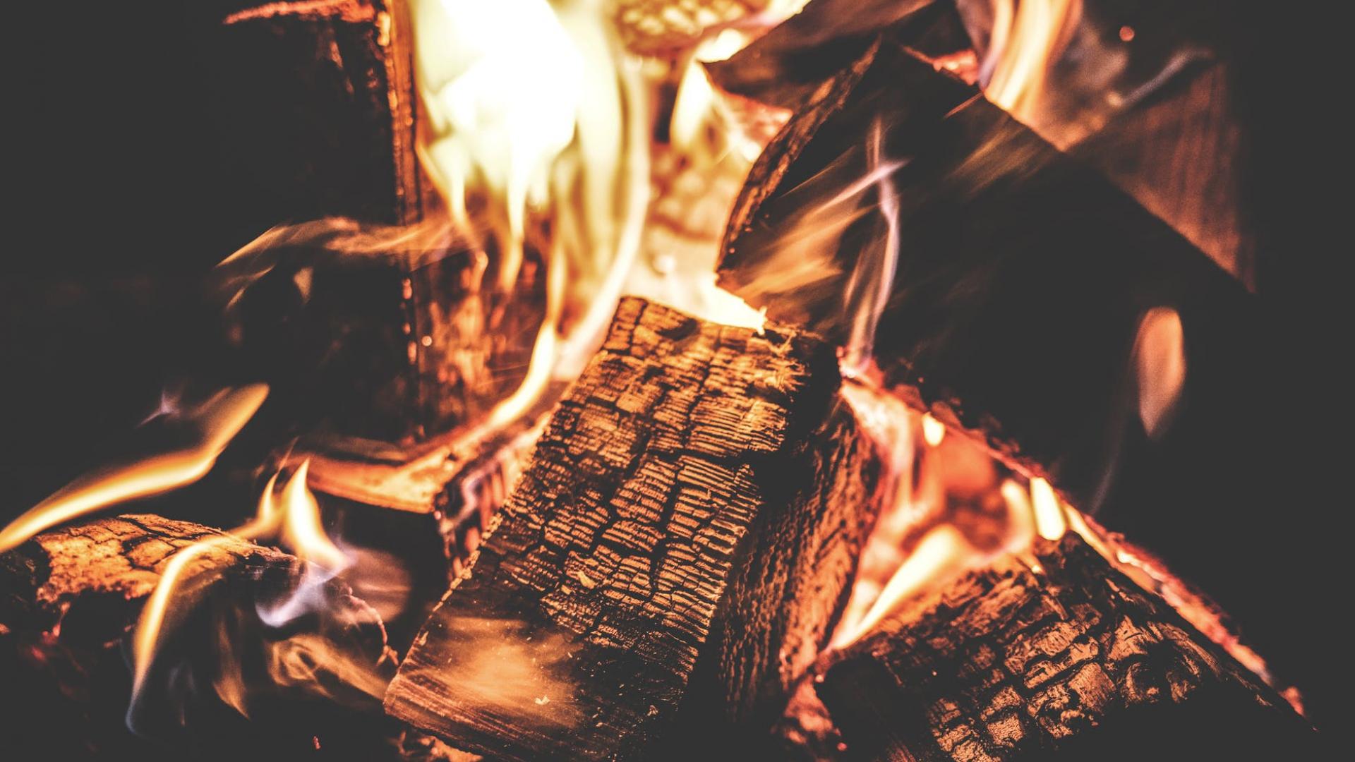 Brandende houtblokken