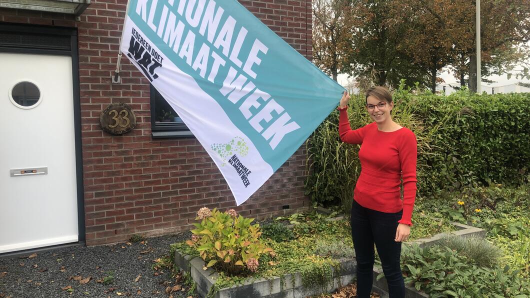 Brigitta met klimaatweek vlag