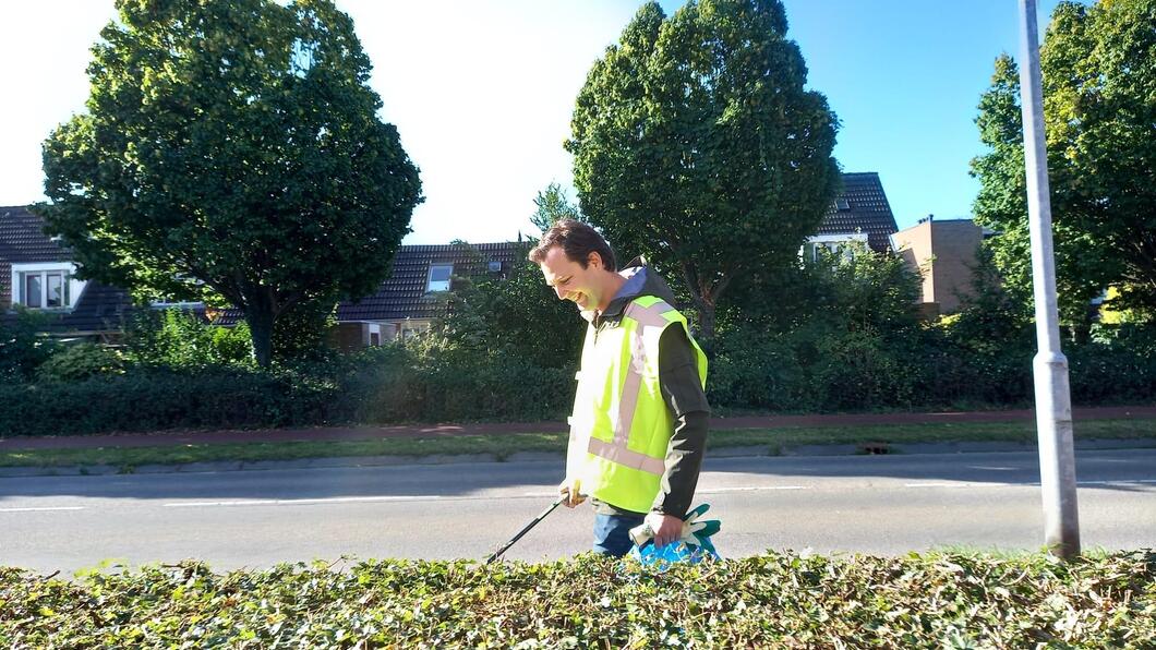 Zwerfvuil opruimen, ook wethouders moeten er soms aan geloven.