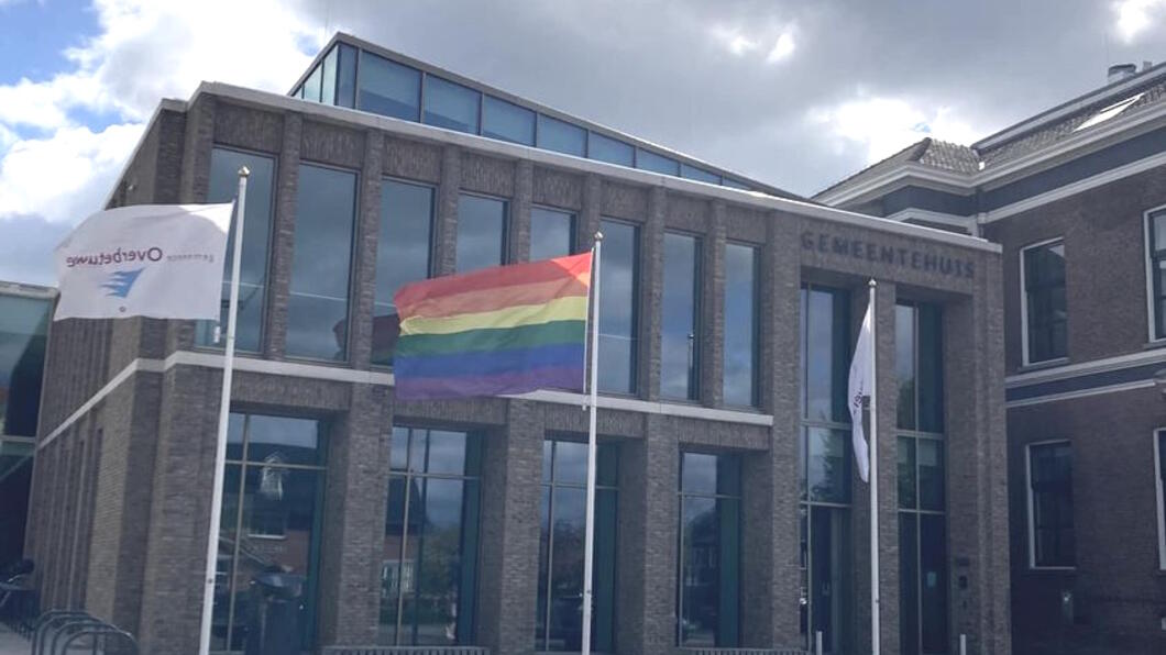 regenboogvlag voor gemeentehuis Overbetuwe