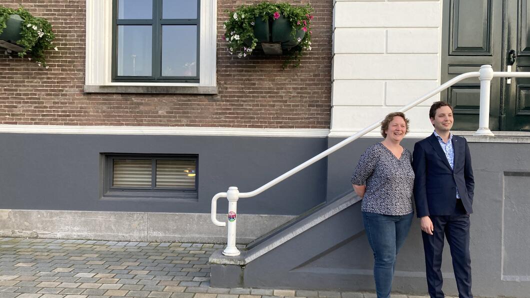 Rik en Hanneke bij het gemeentehuis