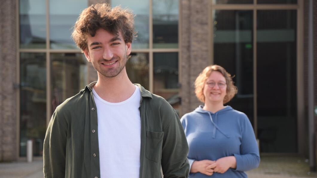 Thijme en Hanneke voor het gemeentehuis