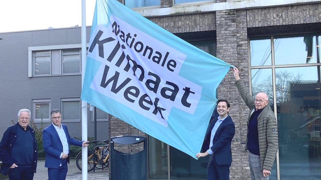 De vlag van de klimaatweek voor het gemeentehuis