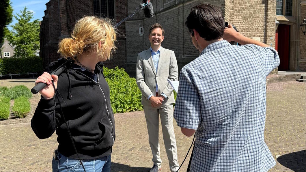 Rik wordt geïnterviewt