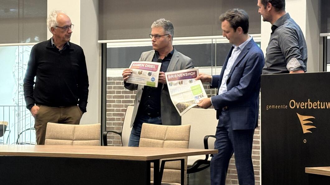 De duurzaamheidskrant word aangeboden aan de wethouder