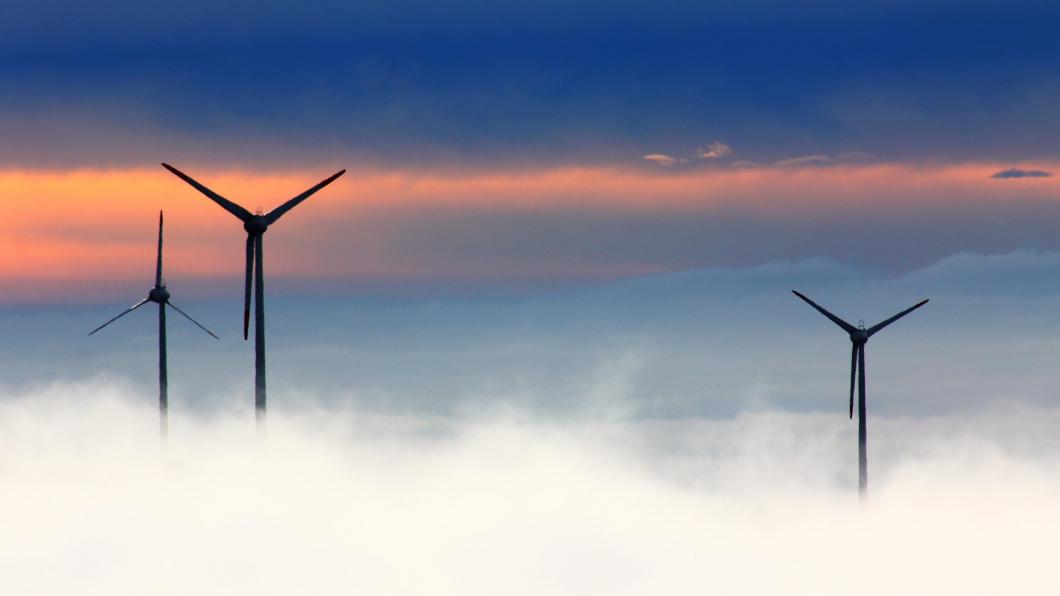 Windmolens in de mist