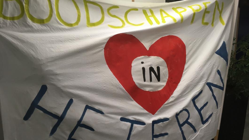 Spandoek in gemeentehuis Elst