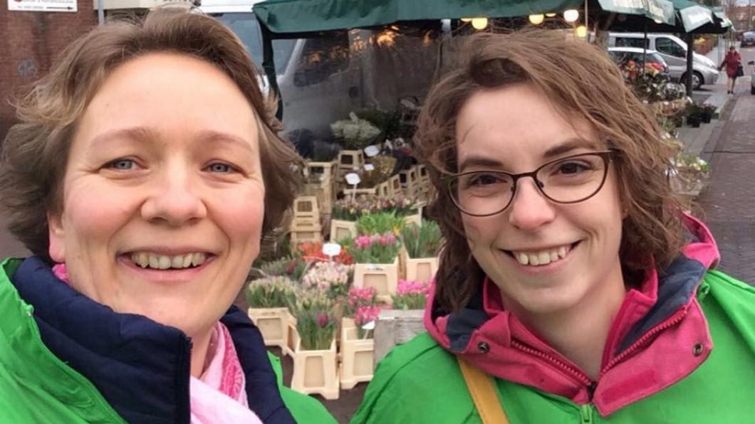 Hanneke en Brigitta op de markt