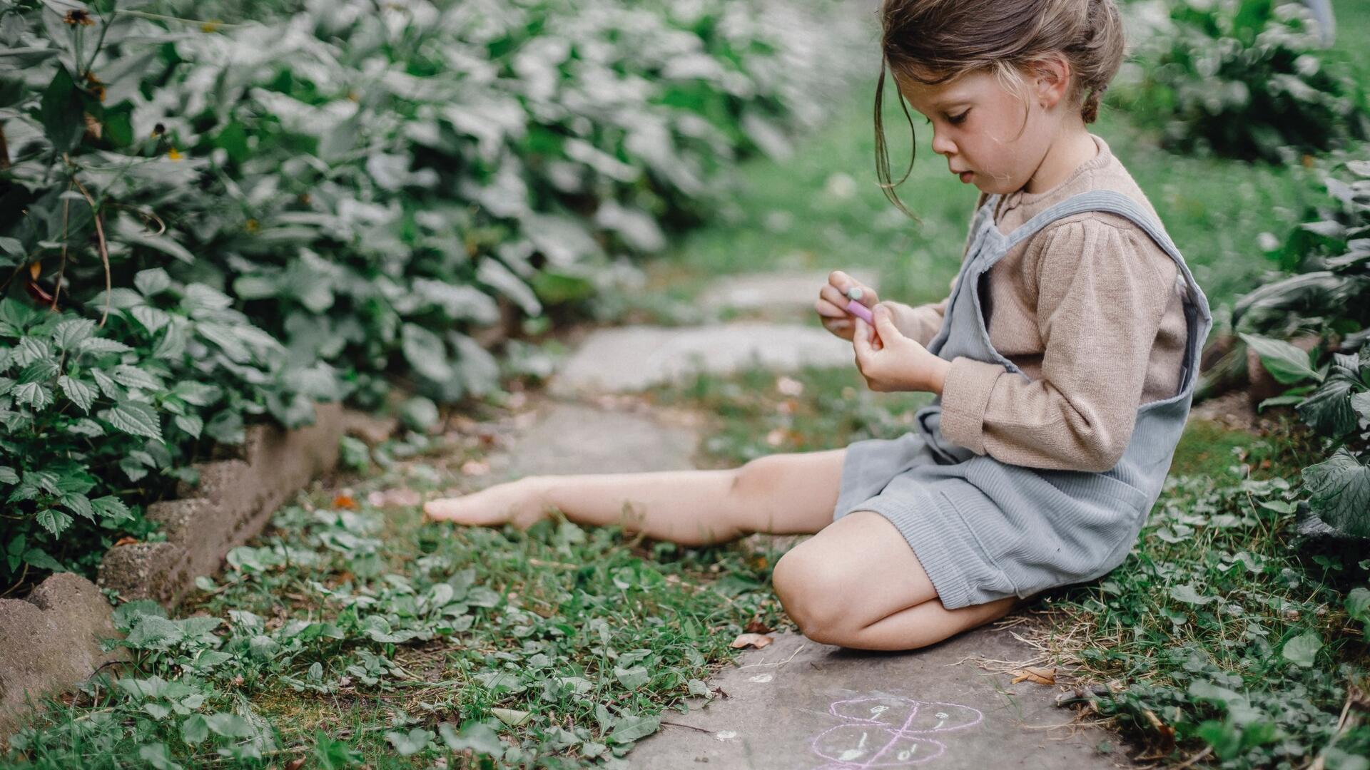 meisje in een groene tuin