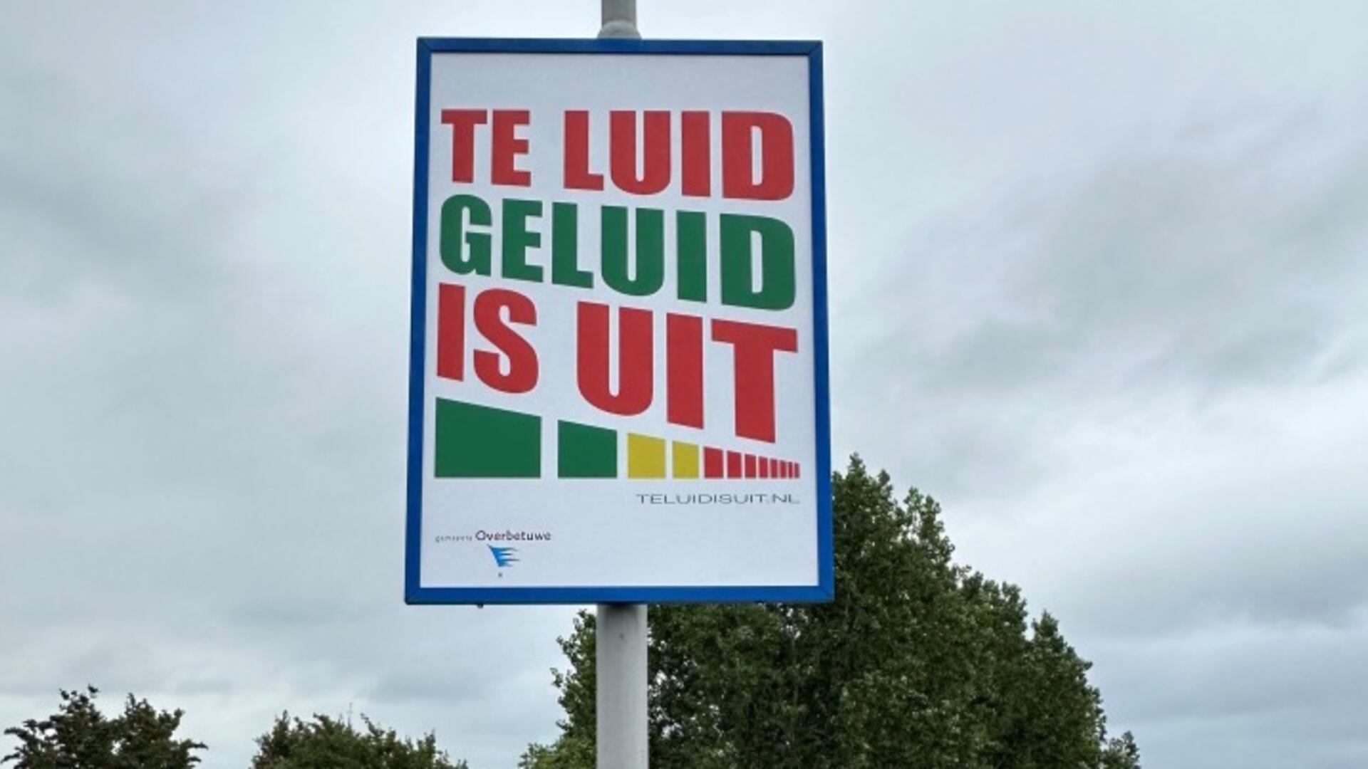 Bord "Te luid geluid is uit"