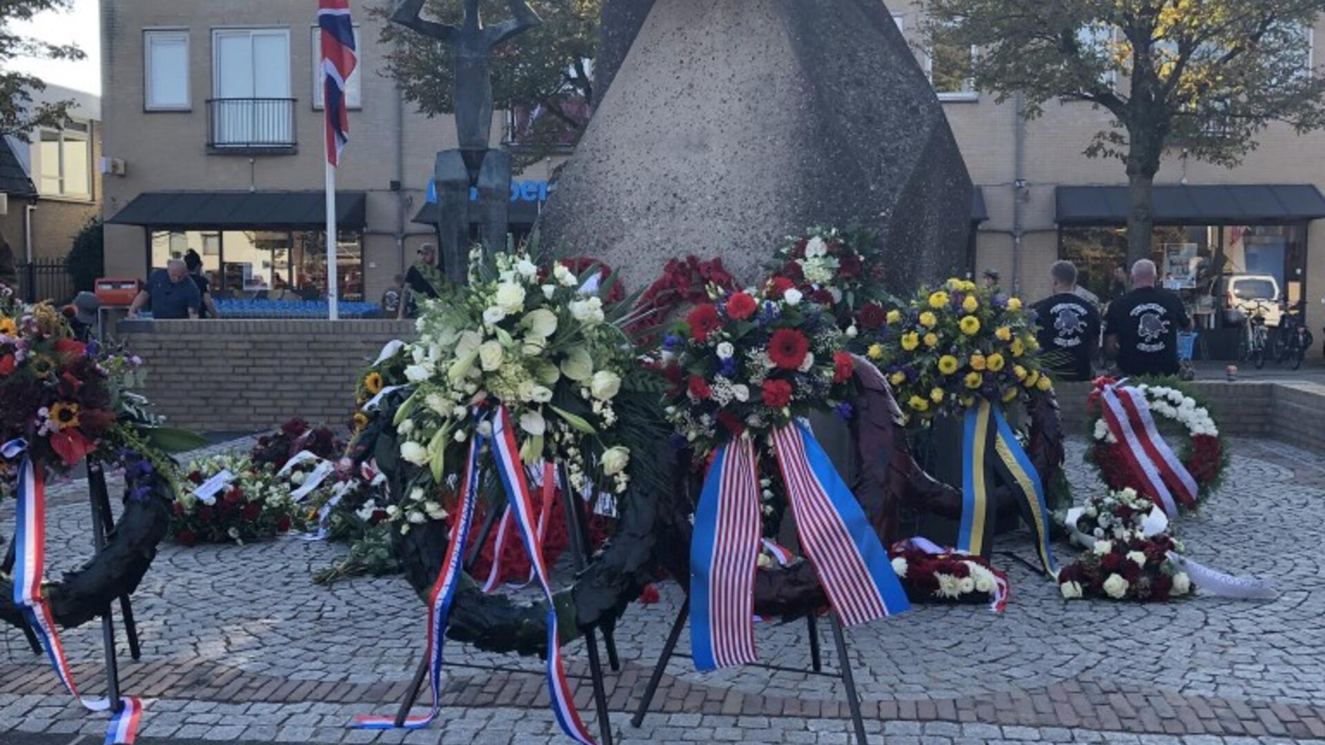 Bloemenkransen bij het monument in Driel