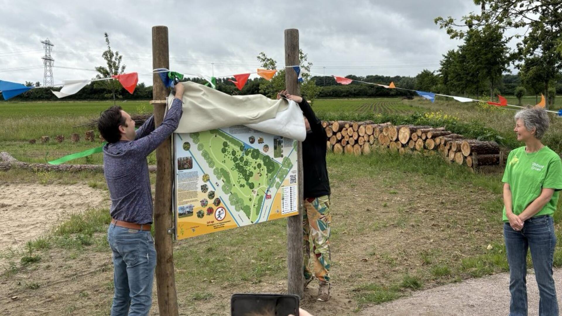 Opening pitbos door Rik van den Dam